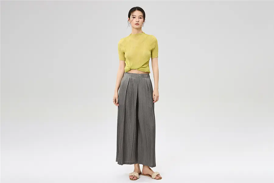 Women's Pleated Wide-Leg Trousers – Lightweight & Elegant
