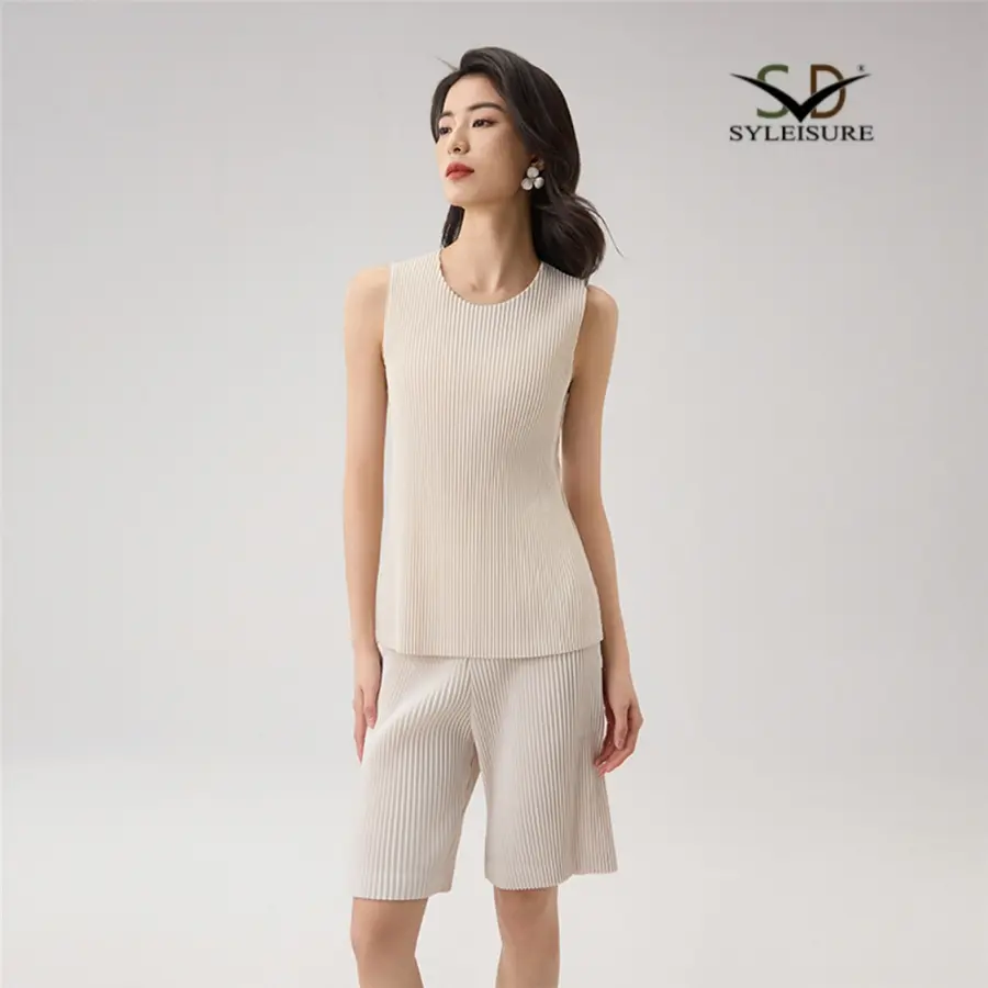 Women's Round Neck Sleeveless Pleated...