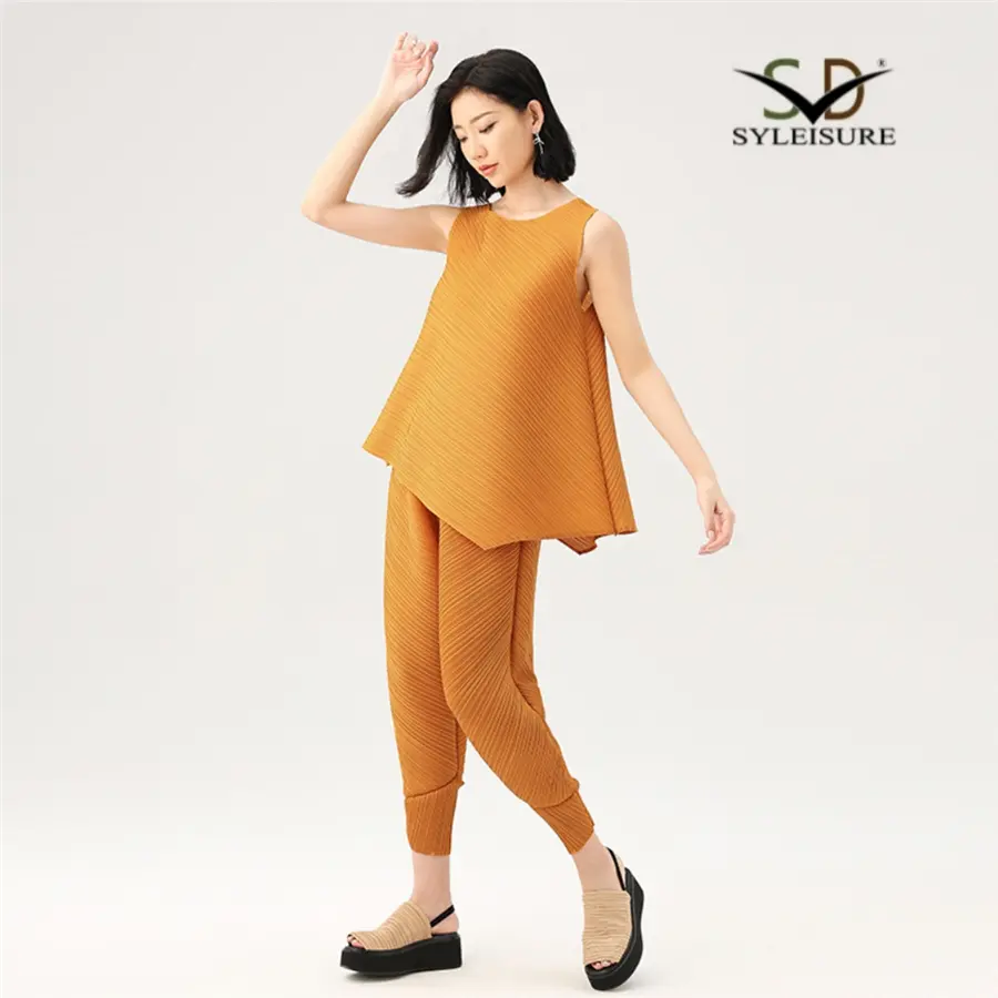 Women's Round Neck Sleeveless Pleated...